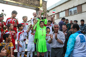 مسابقه پیشکسوتان فوتبال ایران با کودکان سرطانی